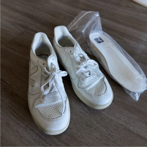 Veja Low-Top Sneakers in White with Light Gray Accents - Picture 4 of 4